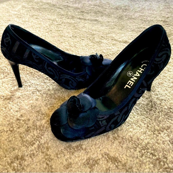 💯 CHANEL Black Embossed CC Pattern /w Floral Toe Pump Size 38 - Picture 9 of 16